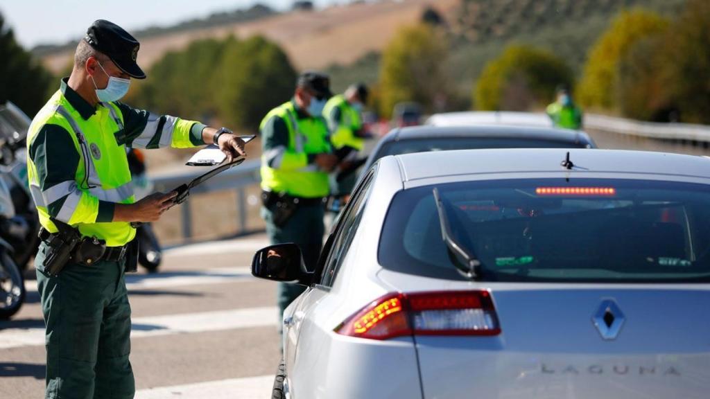 La Guardia civil multa a un conductor por abrir la muerta.