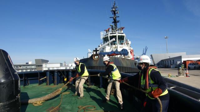 Un barco mercante en un puerto español.