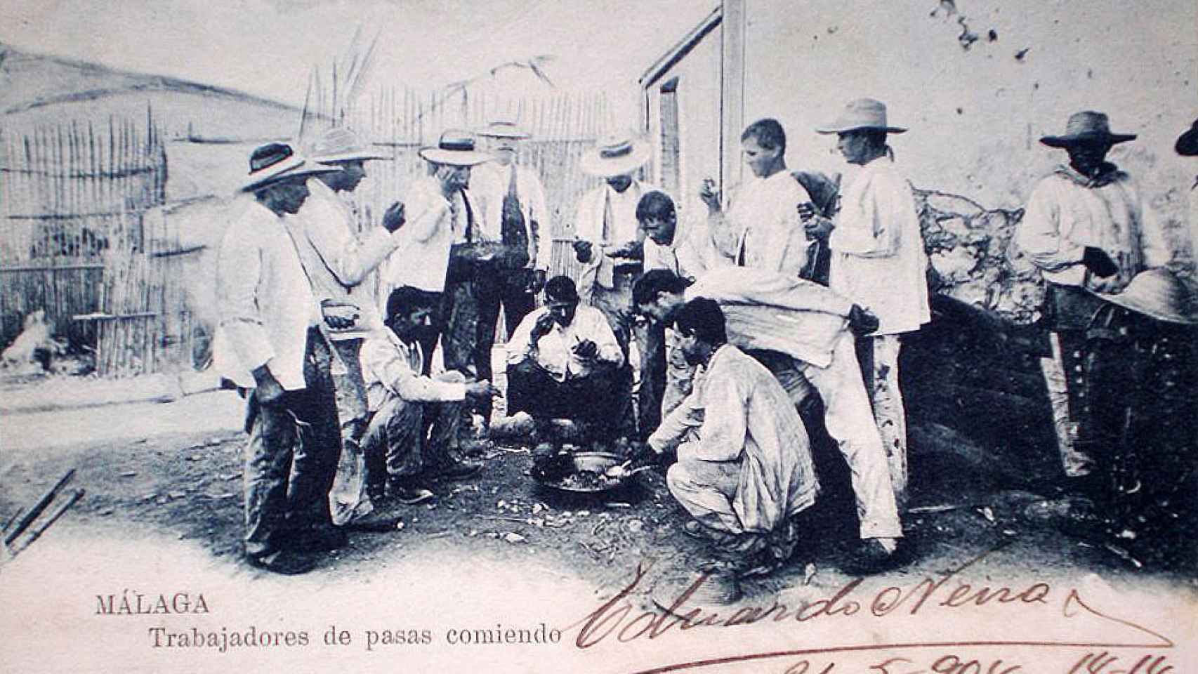 Una postal de la época que muestra a un grupo de jornaleros almorzando.