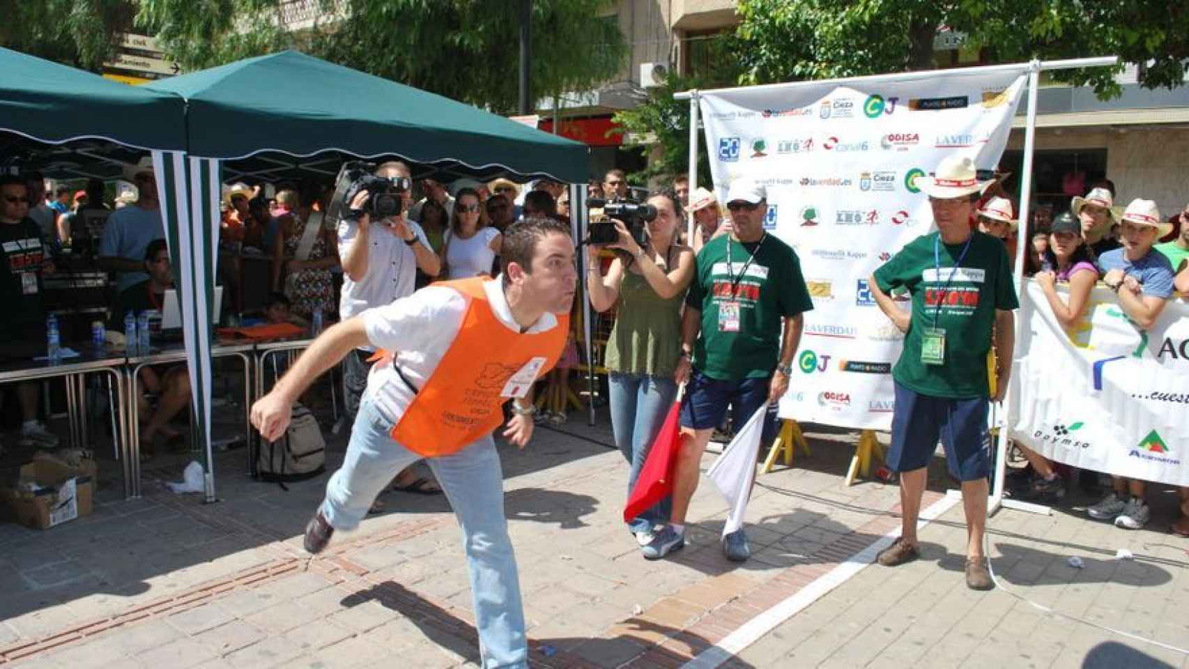 El dirigente del PP, en una de sus participaciones en el Campeonato Mundial de Lanzamiento de Huesos de Aceituna con la boca, en Cieza (Murcia), su pueblo.