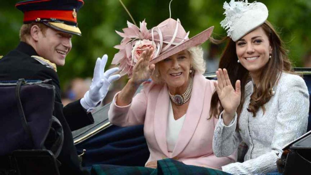 El príncipe Harry junto a Camilla Parker y Kate Middleton en una imagen de archivo.