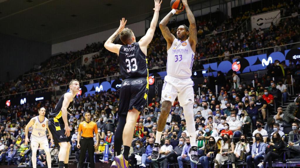 Trey Thompkins lanza un triple.