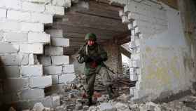 Un miliciano separatista entre escombros en Lugansk