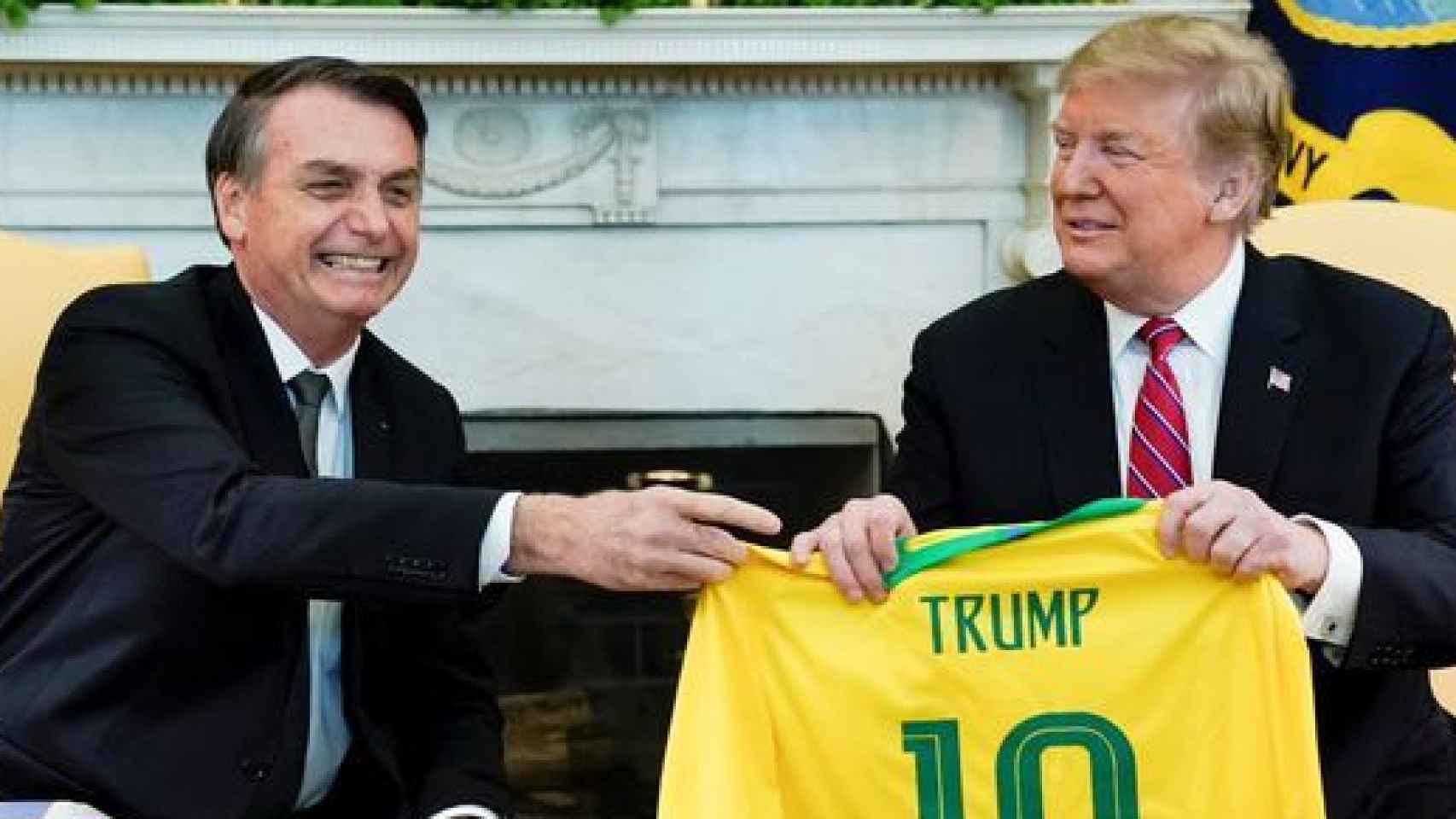 En su visita a la Casa Blanca en agosto de 2019, Bolsonaro regaló a Trump a una camiseta de la Selección brasileña de fútbol.