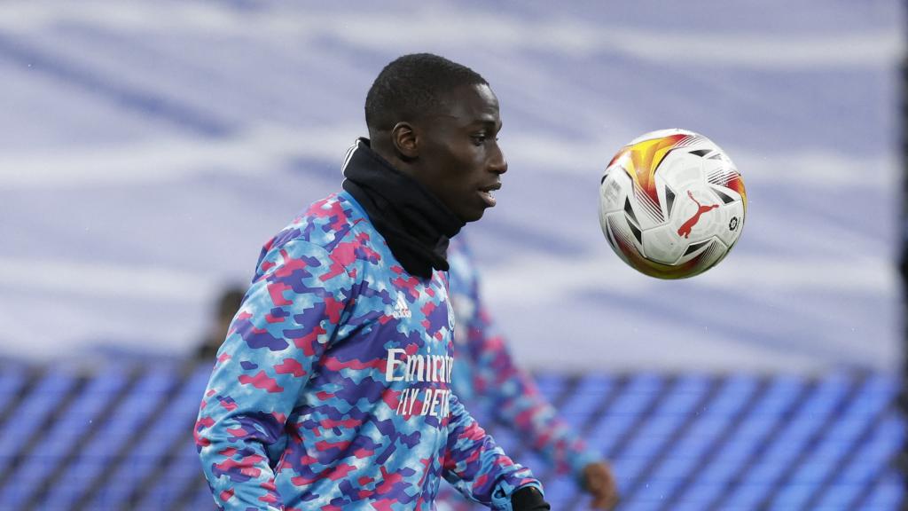 Ferland Mendy trabajando con el balón antes de un partido.