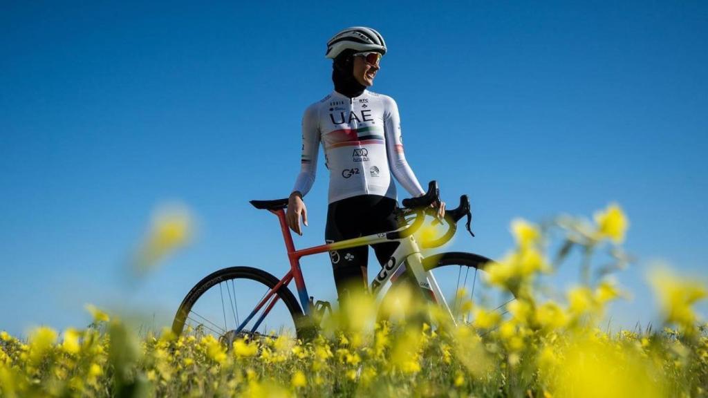 Safiya Alsayegh, con una bici y el maillot del UAE - Team Emirates.