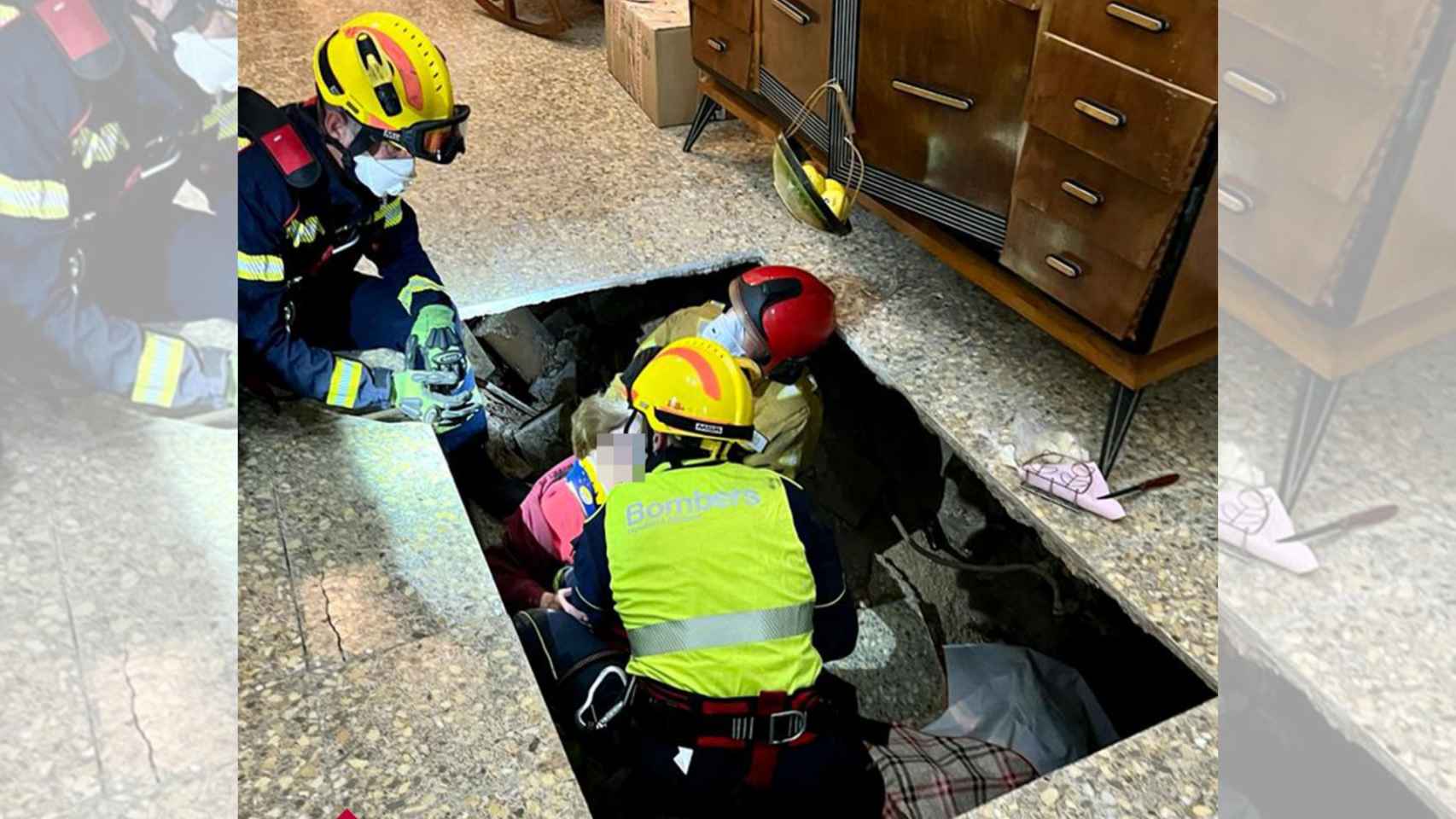Los bomberos rescatan a una mujer tras el derrumbe de su vivienda en Callosa.