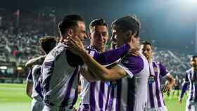 Toni y Roque celebran el primer gol del Real Valladolid
