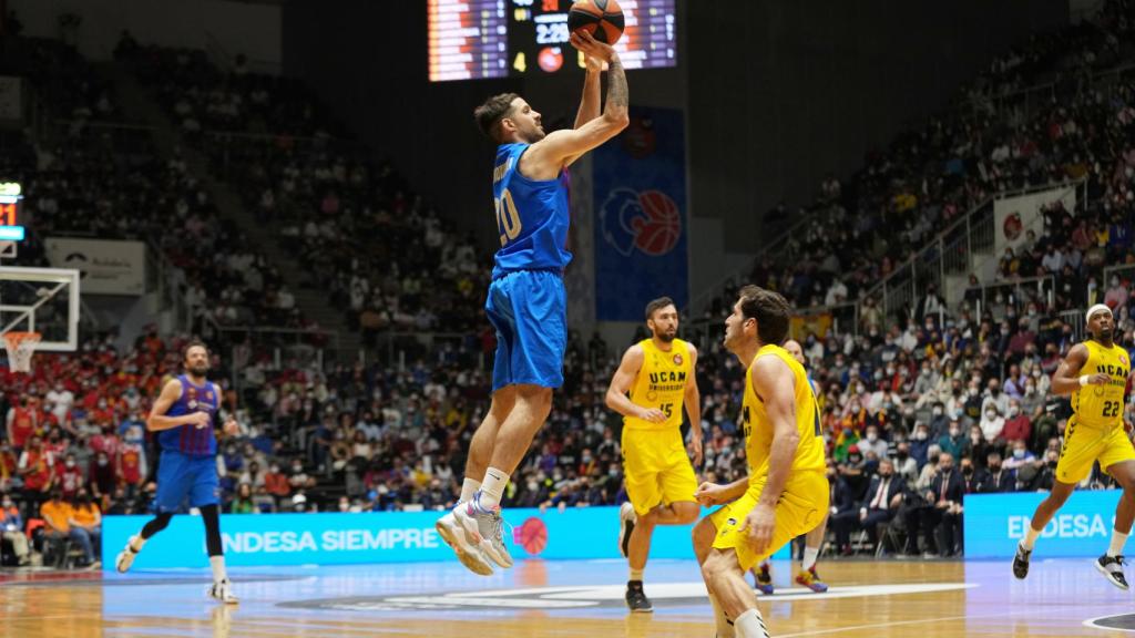 Laprovittola lanza un triple ante la defensa de Tomas Bellas