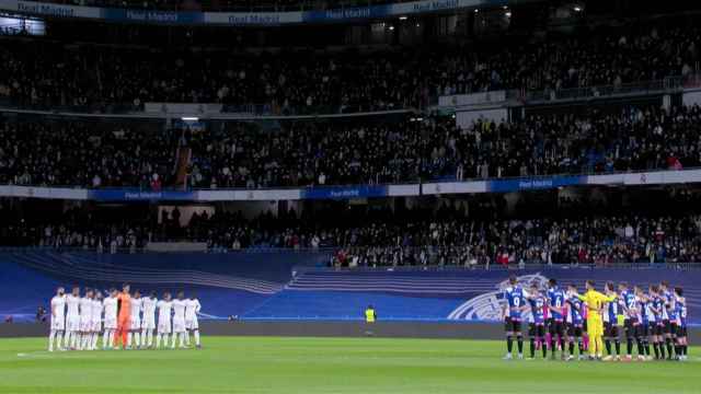 Minuto de silencio en memoria de Berasaluce y Sutter en el Santiago Bernabéu