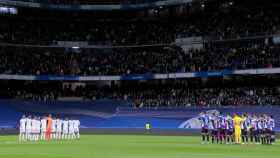 Minuto de silencio en memoria de Berasaluce y Sutter en el Santiago Bernabéu