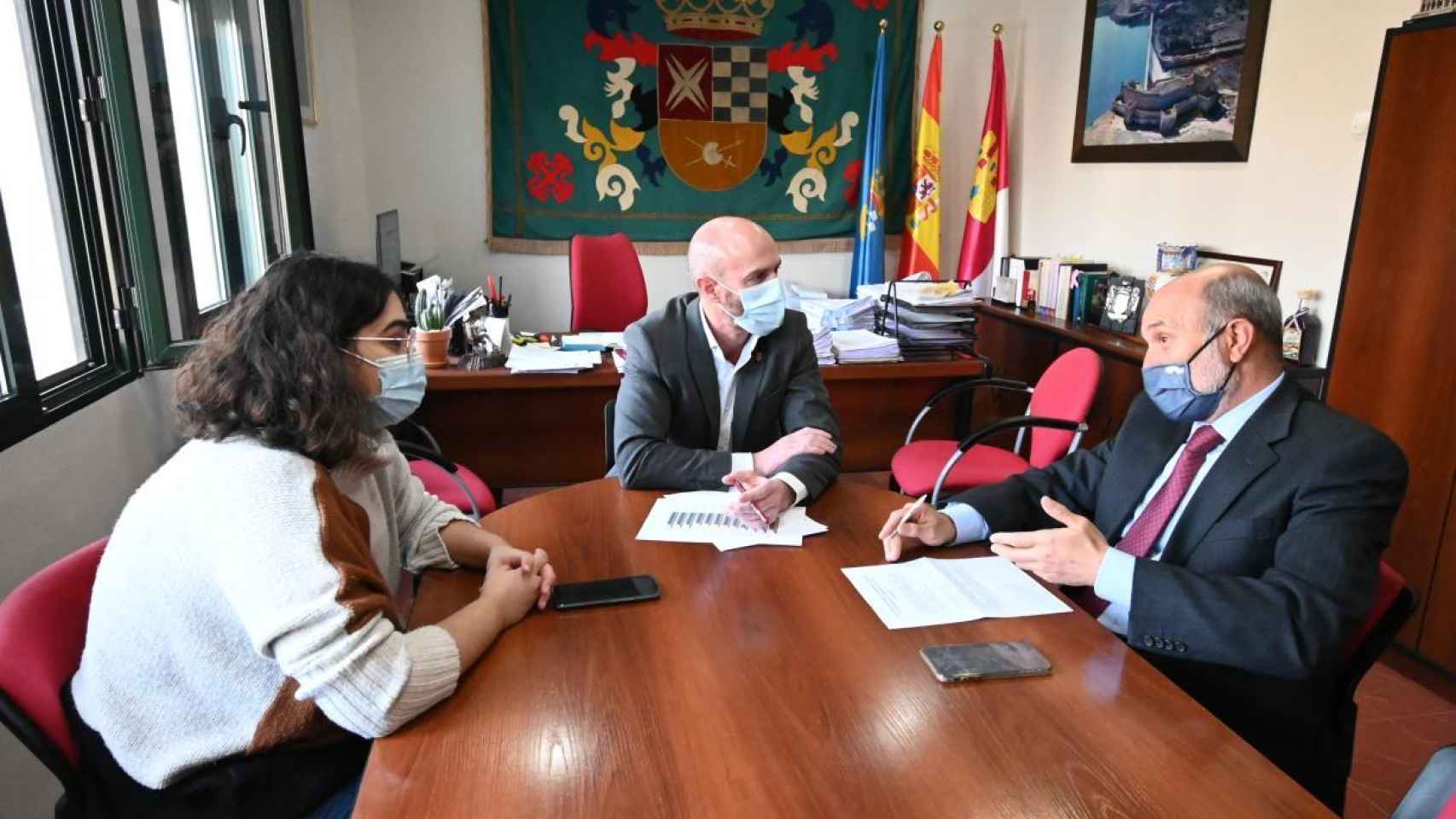 Reunión entre el director general de Empleo y el alcalde de Argamasilla de Alba. Foto: JCCM