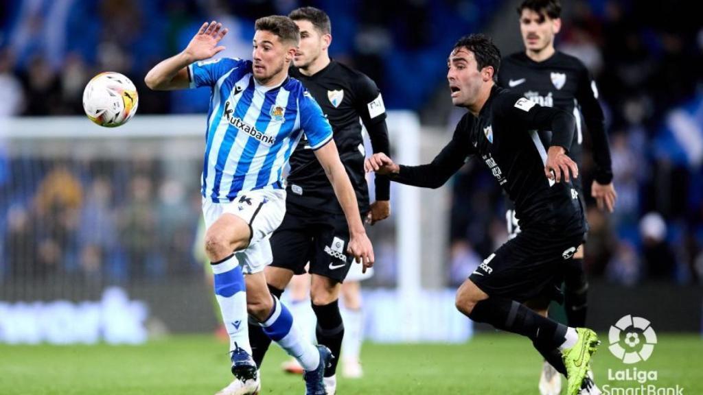 Varios jugadores del Málaga CF tratan de robar el balón.