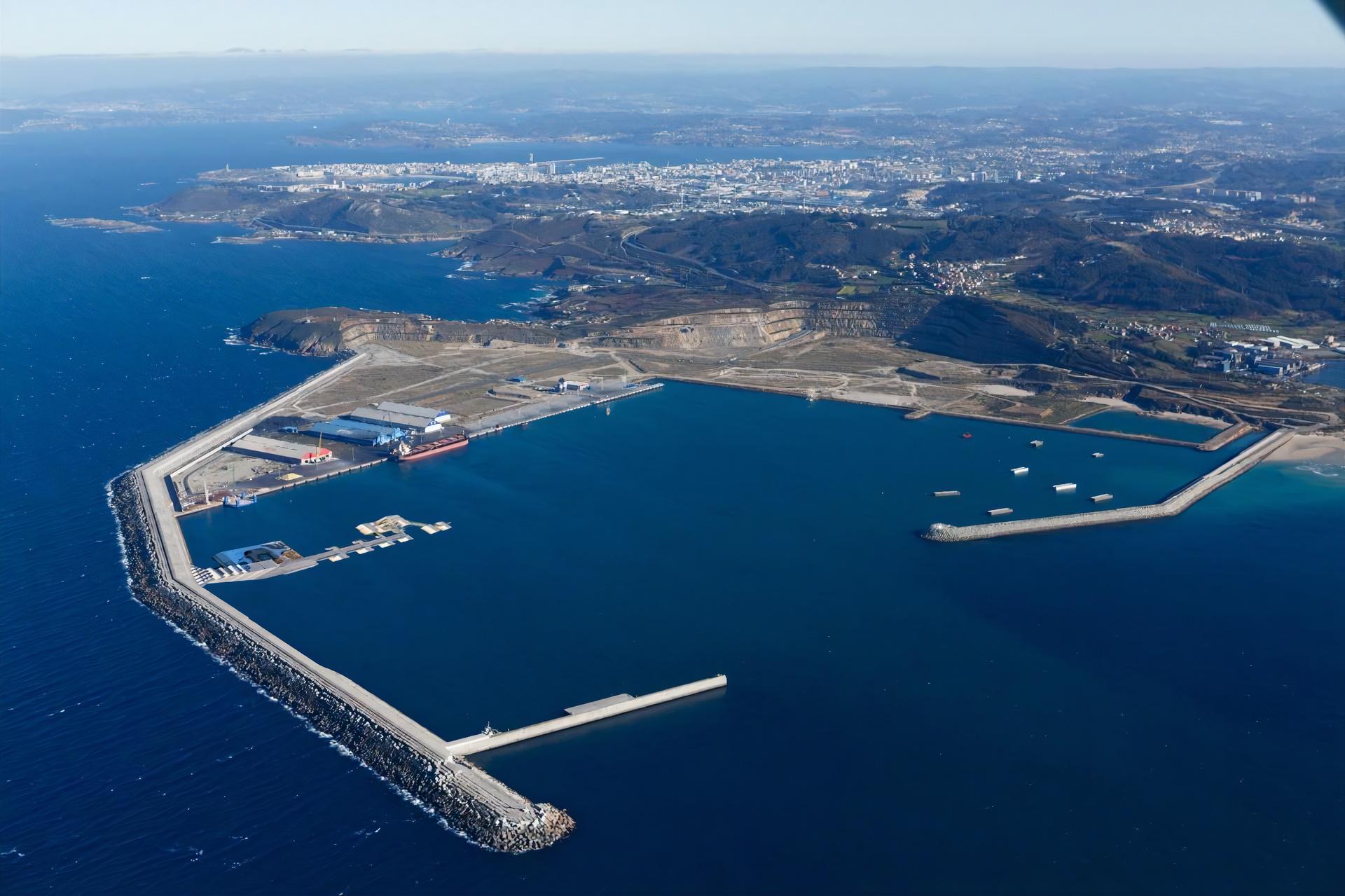 Vista aérea del Puerto Exterior de A Coruña.
