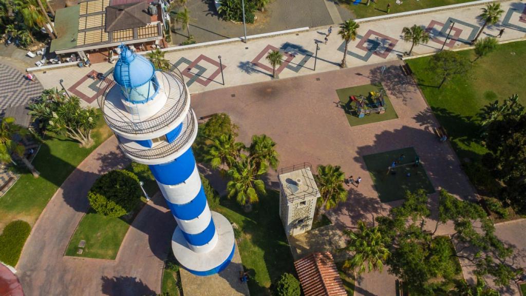 El crecimiento urbano procurá el nacimiento del faro de Vélez-Málaga.