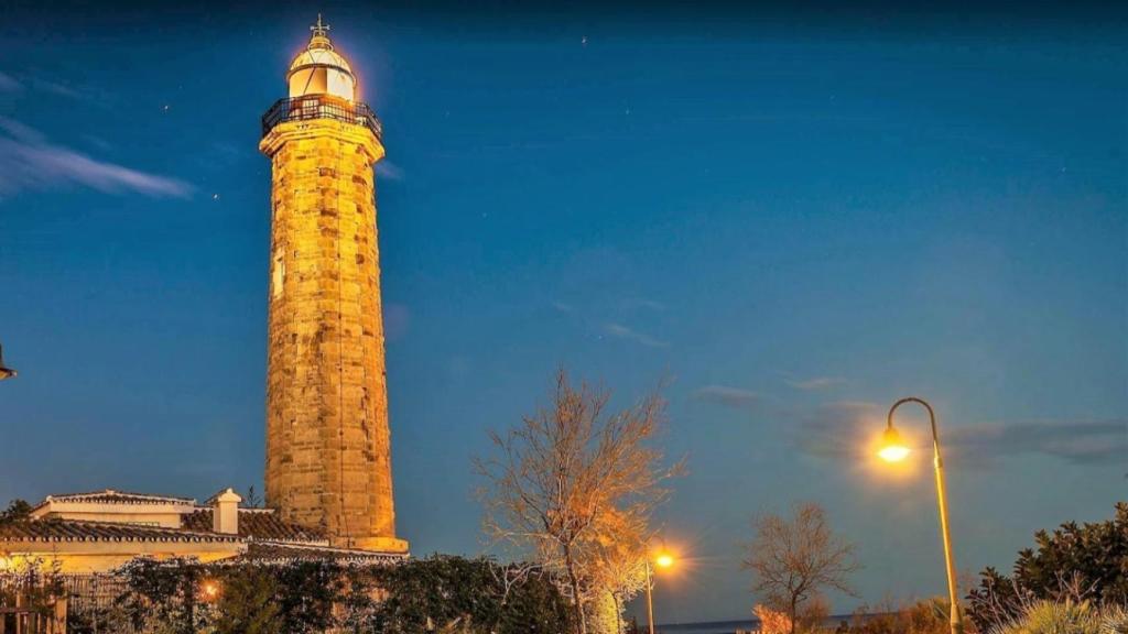 El faro de Punta Doncella es el último en encenderse cada día.