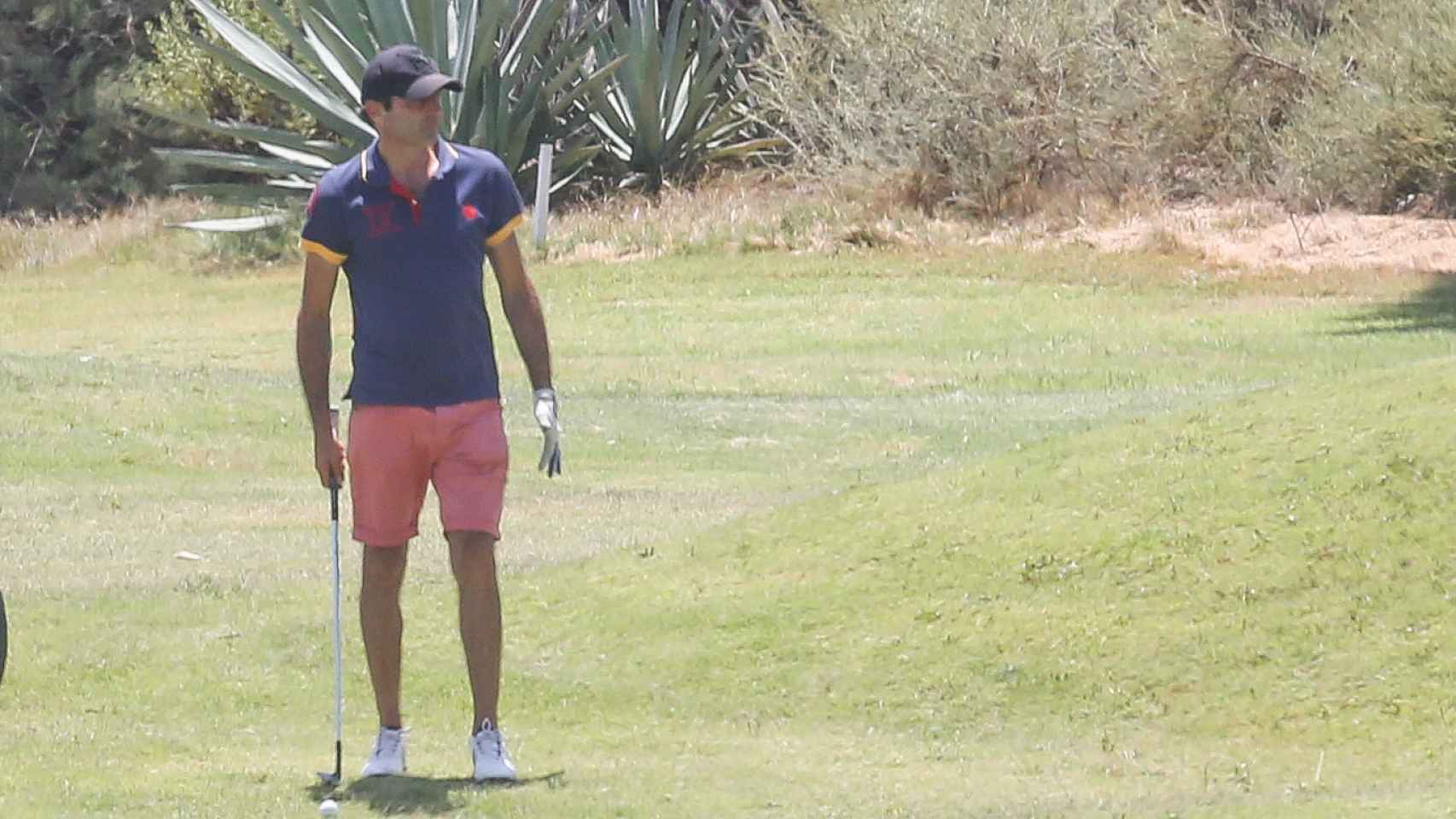 Enrique Ponce jugando al golf en Almería en julio de 2020.