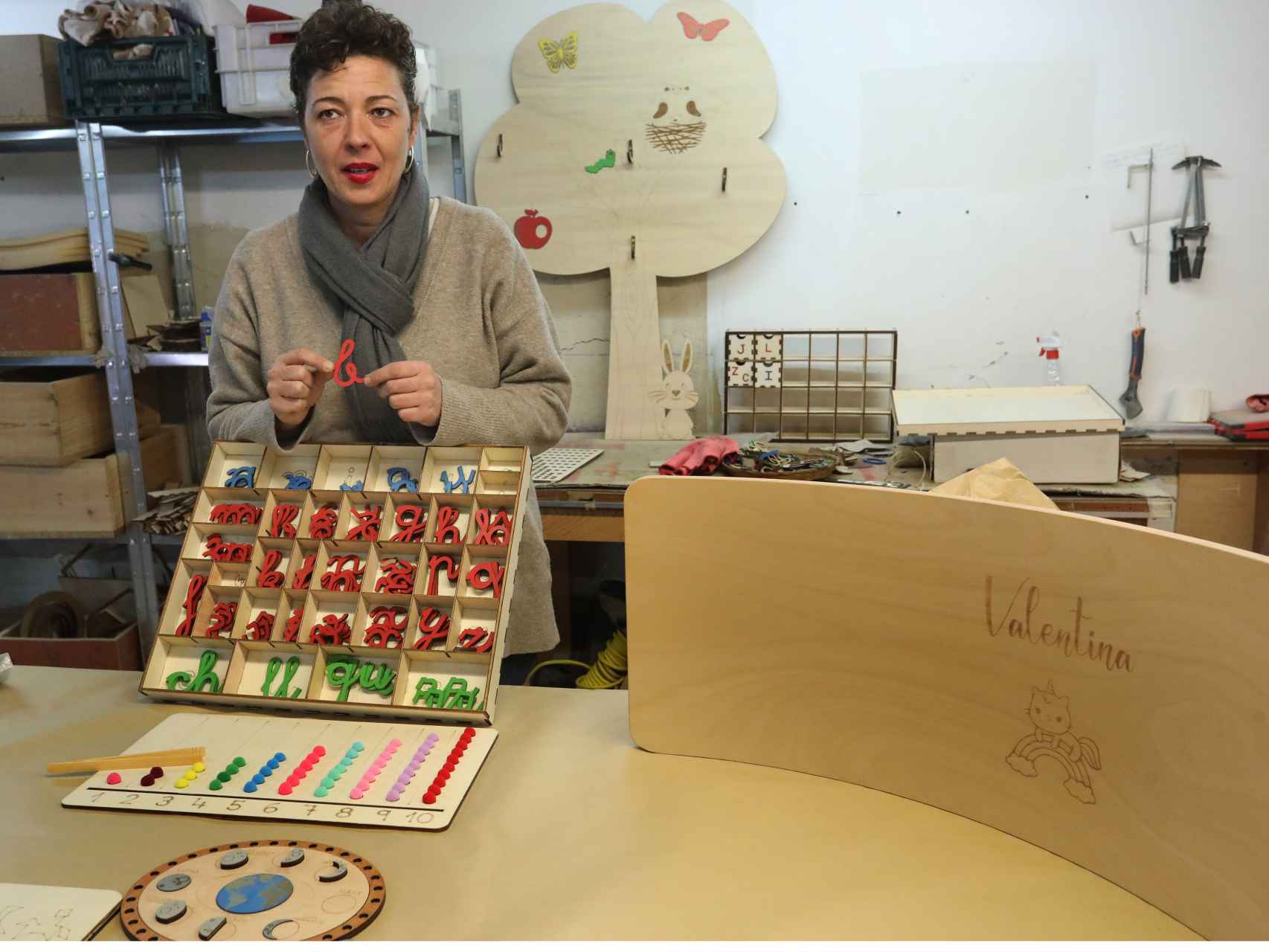 La propietaria de la empresa, Lorena Yáñez, crea juguetes educativos en su taller de Paredes de nava