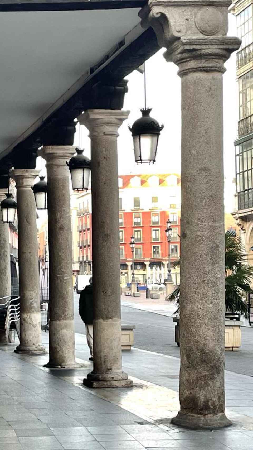 En primer plano, una de las dos columnas originales (1561) de la plaza actual