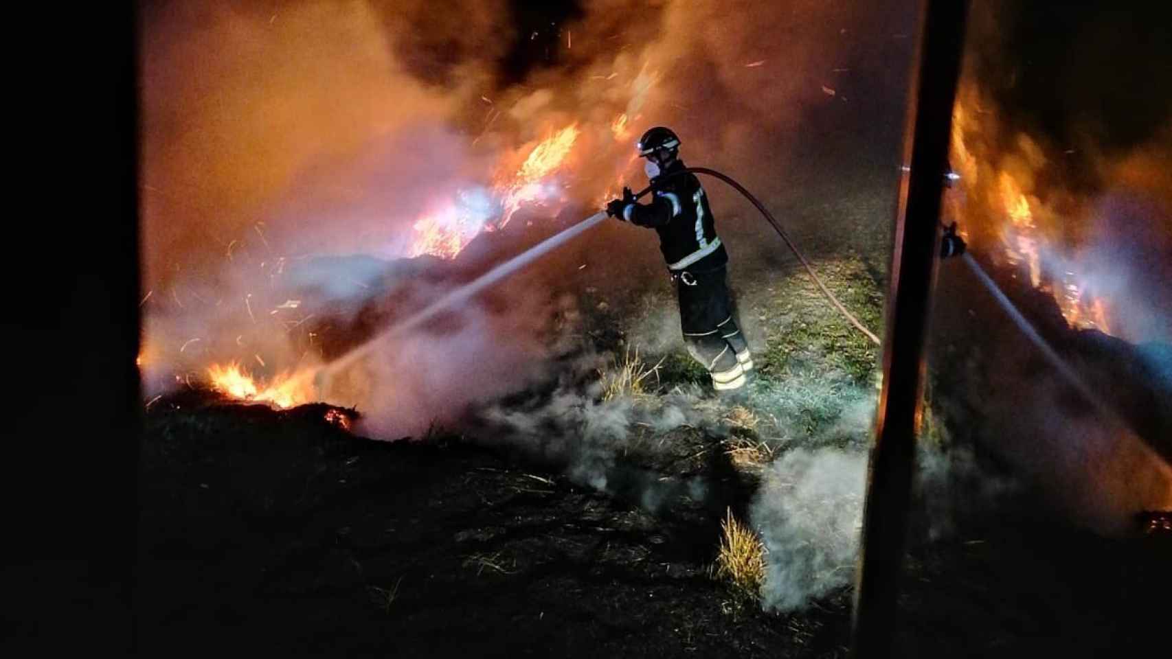 Uno de los bomberos sofocando el incendio