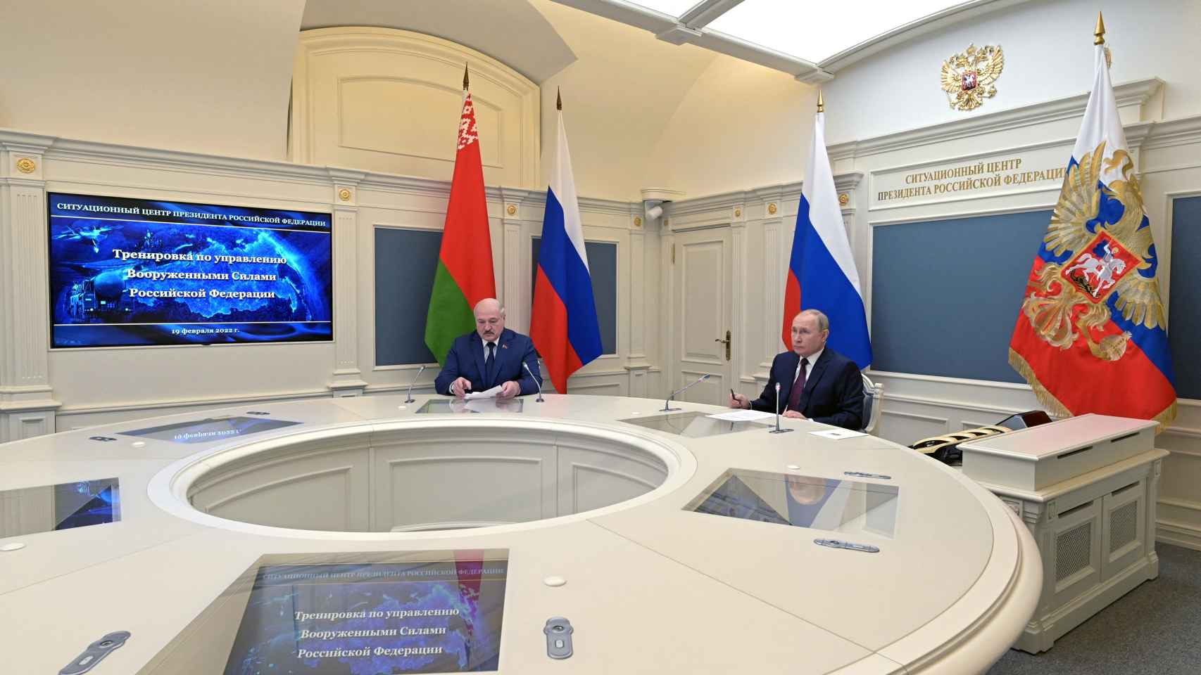 El presidente bielorruso, Alexander Lukashenko, y el mandatario ruso, Vladimir Putin, observando este sábado desde Moscú los ejercicios militares conjuntos.