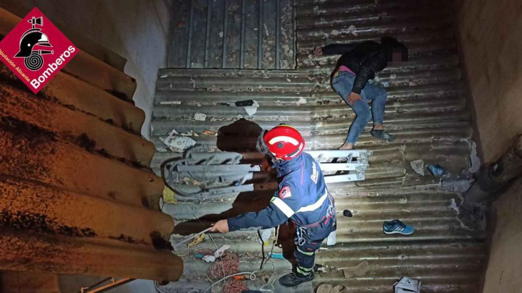 Un hombre va a colarse en una fiesta privada en Novelda y acaba cayendo 15 metros por un patio de luces
