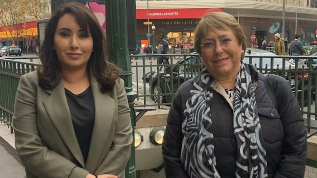 La princesa Latifa de Dubái junto a Michelle Bachelet en París.