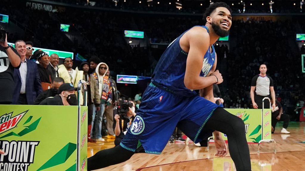 Karl-Anthony Towns durante el concurso de triples