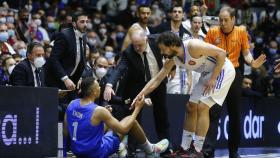 Sergio Llull y Pablo Laso levantando a Exum (FC Barcelona) del suelo