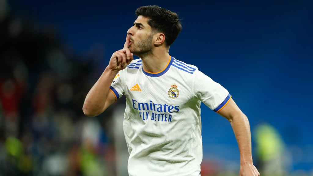 Marco Asensio  mandando callar tras algunos pitos en el Santiago Bernabéu