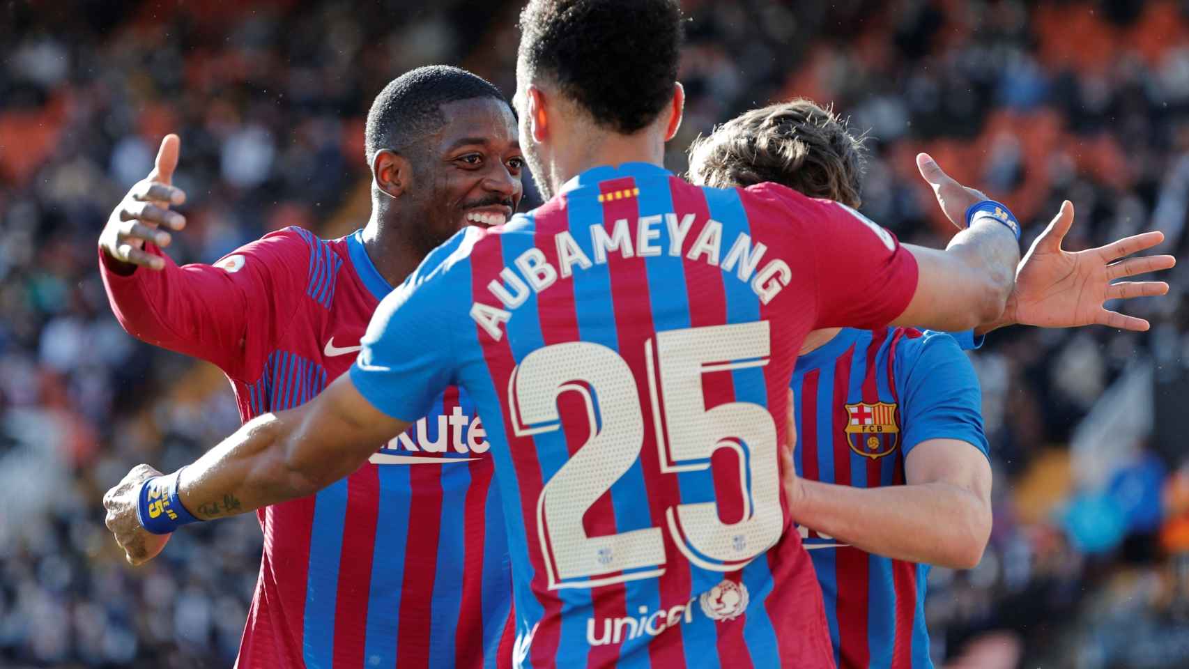 Aubameyang y Dembélé celebra un gol con el Barça