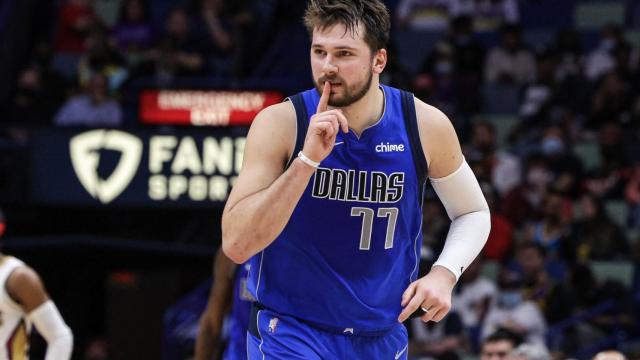 Luka Doncic mandando callar durante un partido de Dallas Mavericks