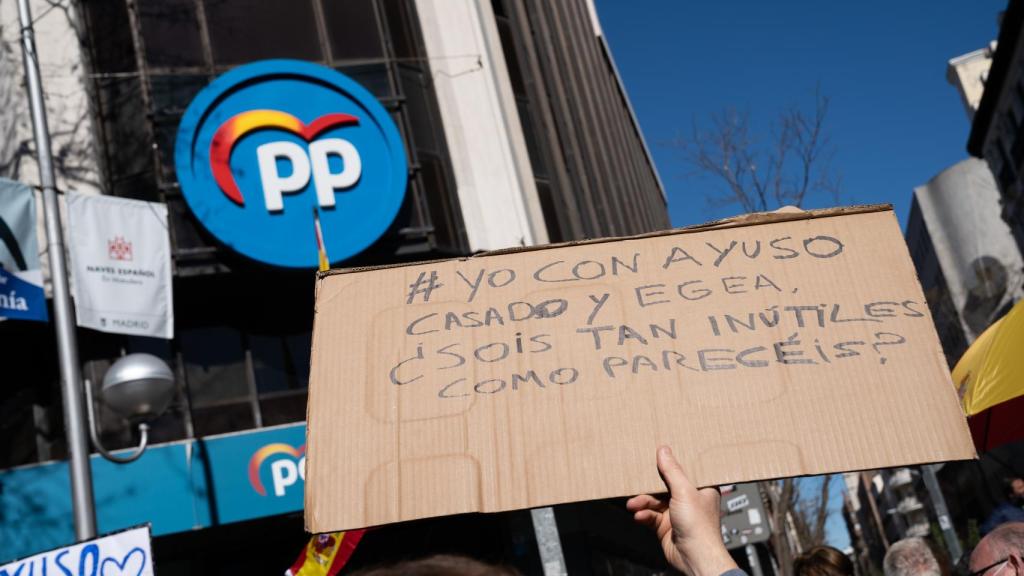 Miles de ayusistas piden la dimisión de Casado frente a la sede del PP en Madrid.