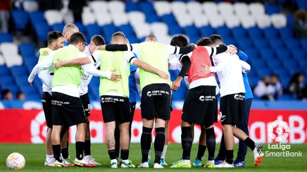 El Málaga CF, en la rueda de calentamiento antes del partido.