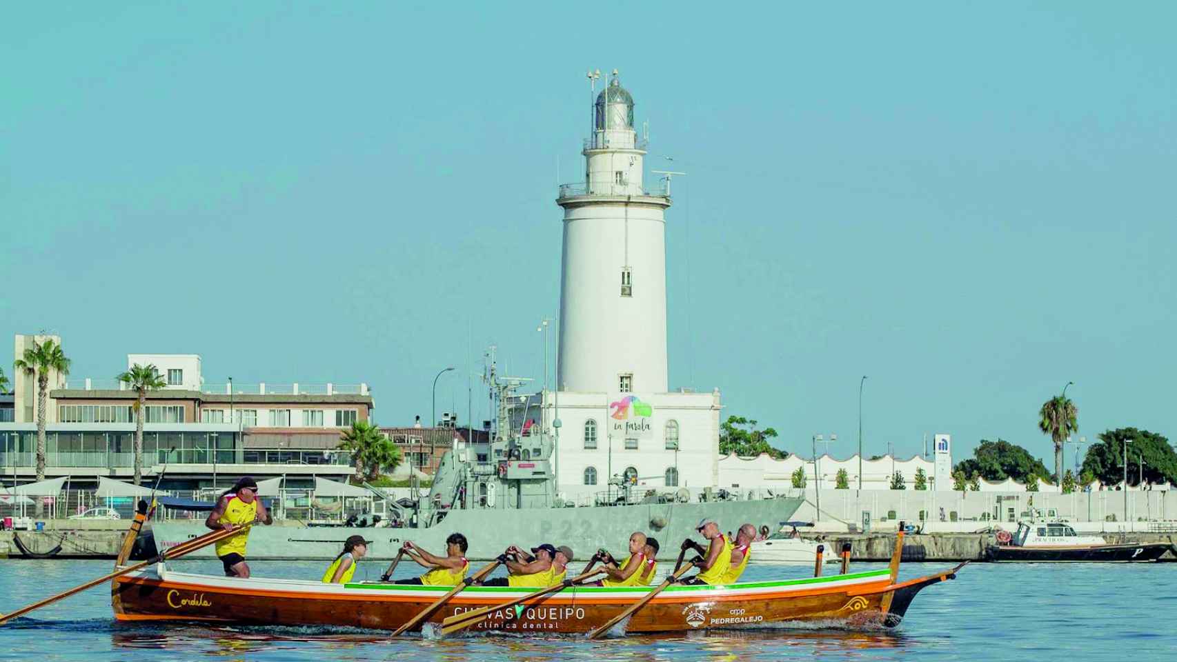 La Farola lleva vigilando el puerto malagueño desde hace más de 200 años.