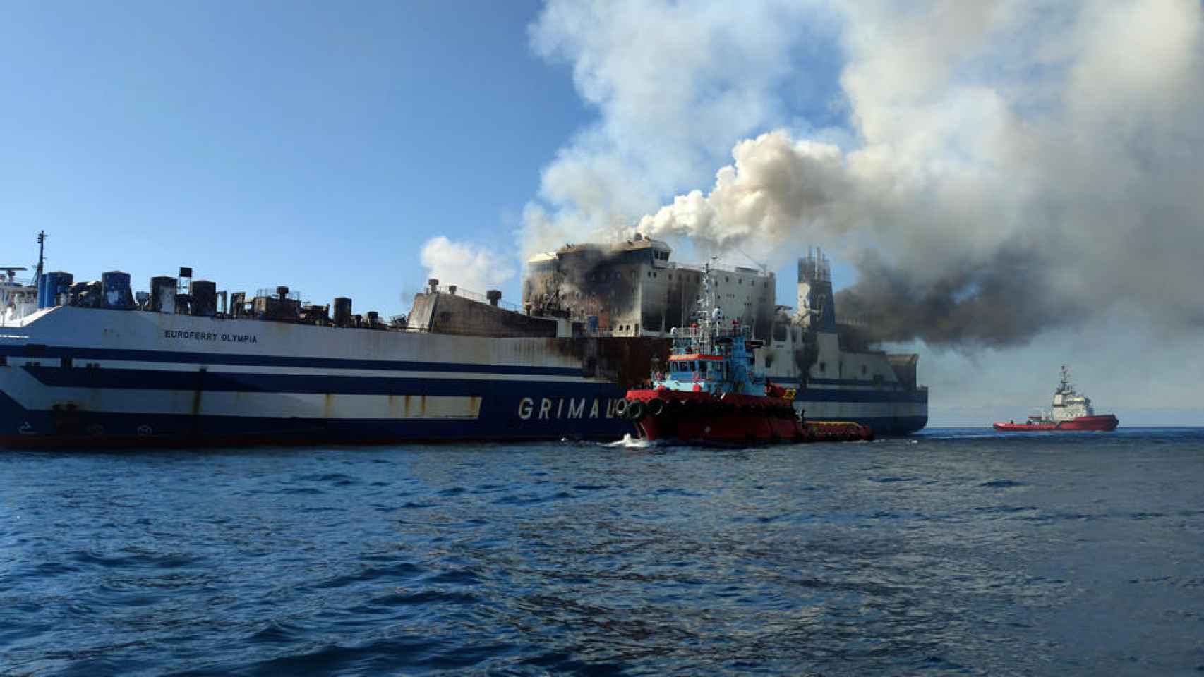 El Euroferry Olympia que se ha incendiado en aguas del mar Jónico.