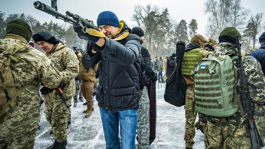 Voluntario civil de la Brigada de Defensa Territorial 112 de Kiev. EP