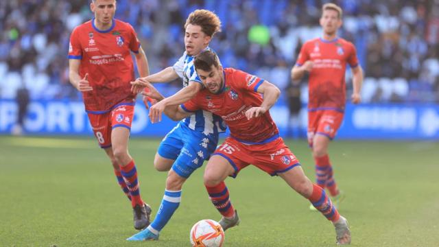 Soriano pelea por un balón ante varios jugadores del Calahorra