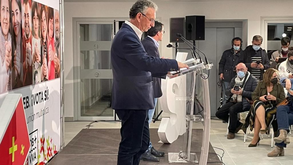 José Luis Quintana, alcalde de Don Benito, en la rueda de prensa posterior al sí.