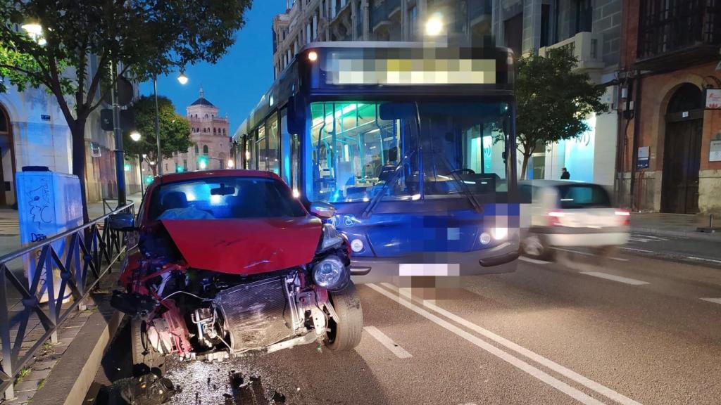 El vehículo ha resultado gravemente dañado tras el choque con el autobús / Twitter Policía Municipal