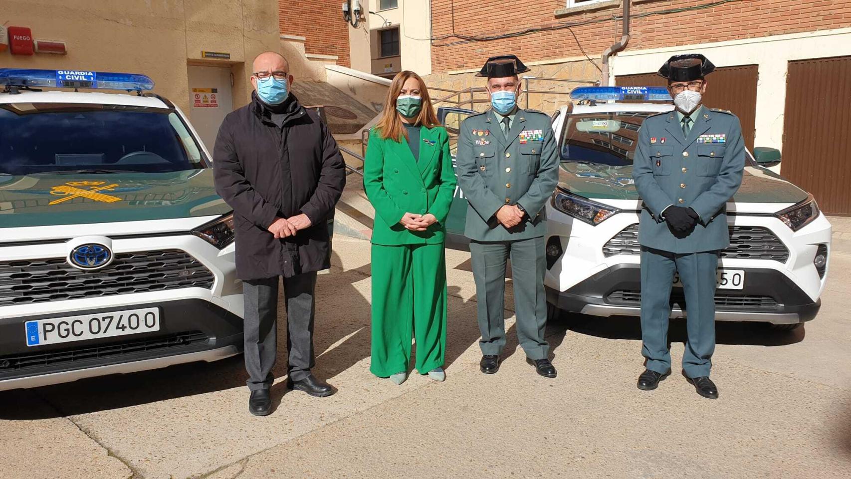 Barcones junto a otras autoridades en la presentación de los vehículos