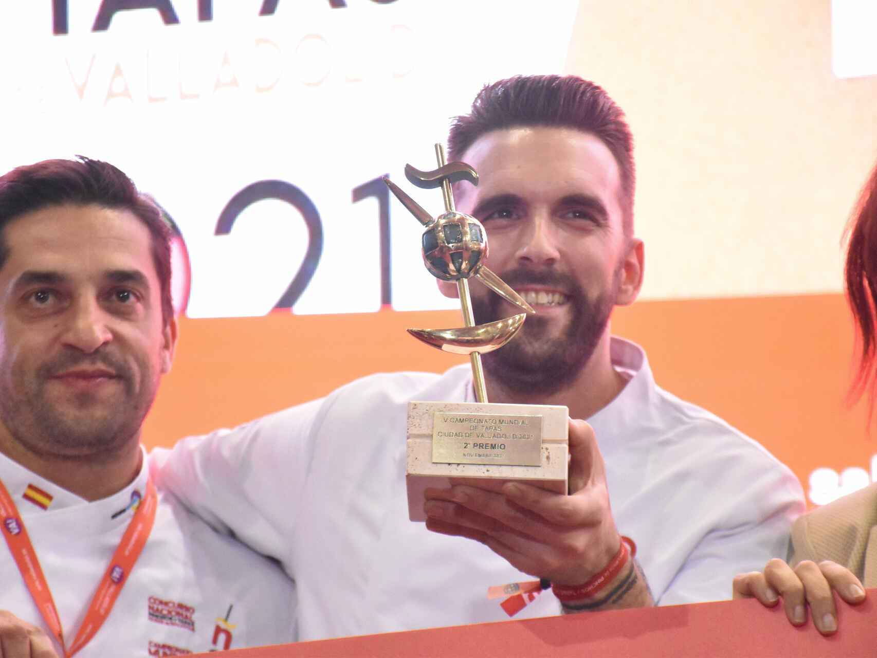 Emilio con su premio de subcampeón del Concurso Mundial de Pinchos