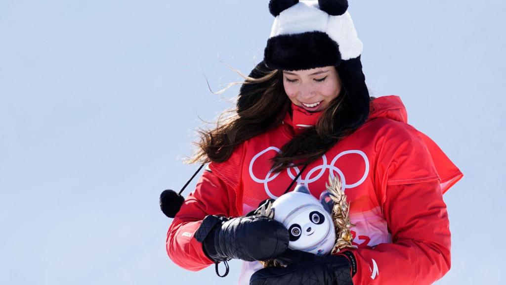 Eileen Gu Ailing tras ganar una medalla en Pekín 2022