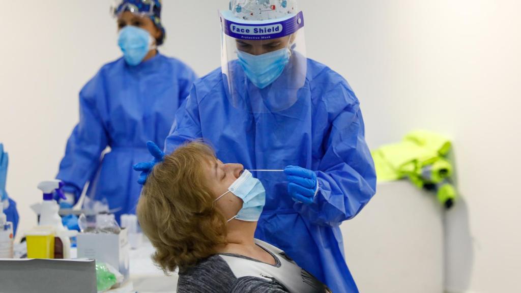 Una mujer se realiza una prueba diagnóstico Covid-19.