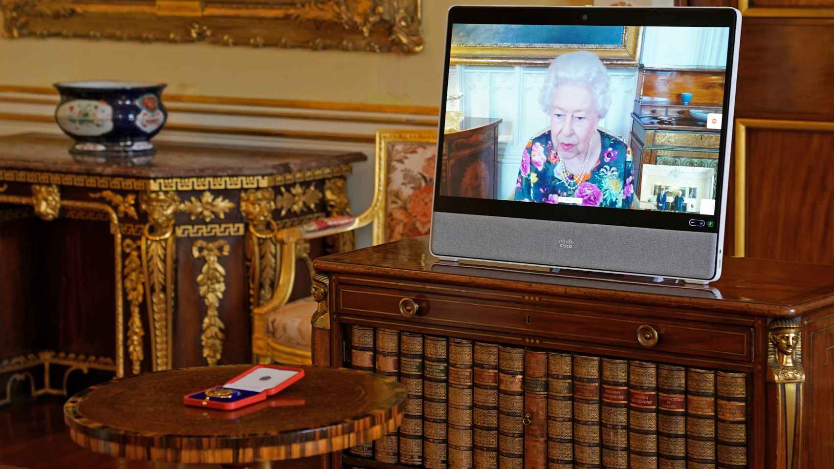 La reina Isabel II en medio de una reunión telemática el pasado 28 de octubre.