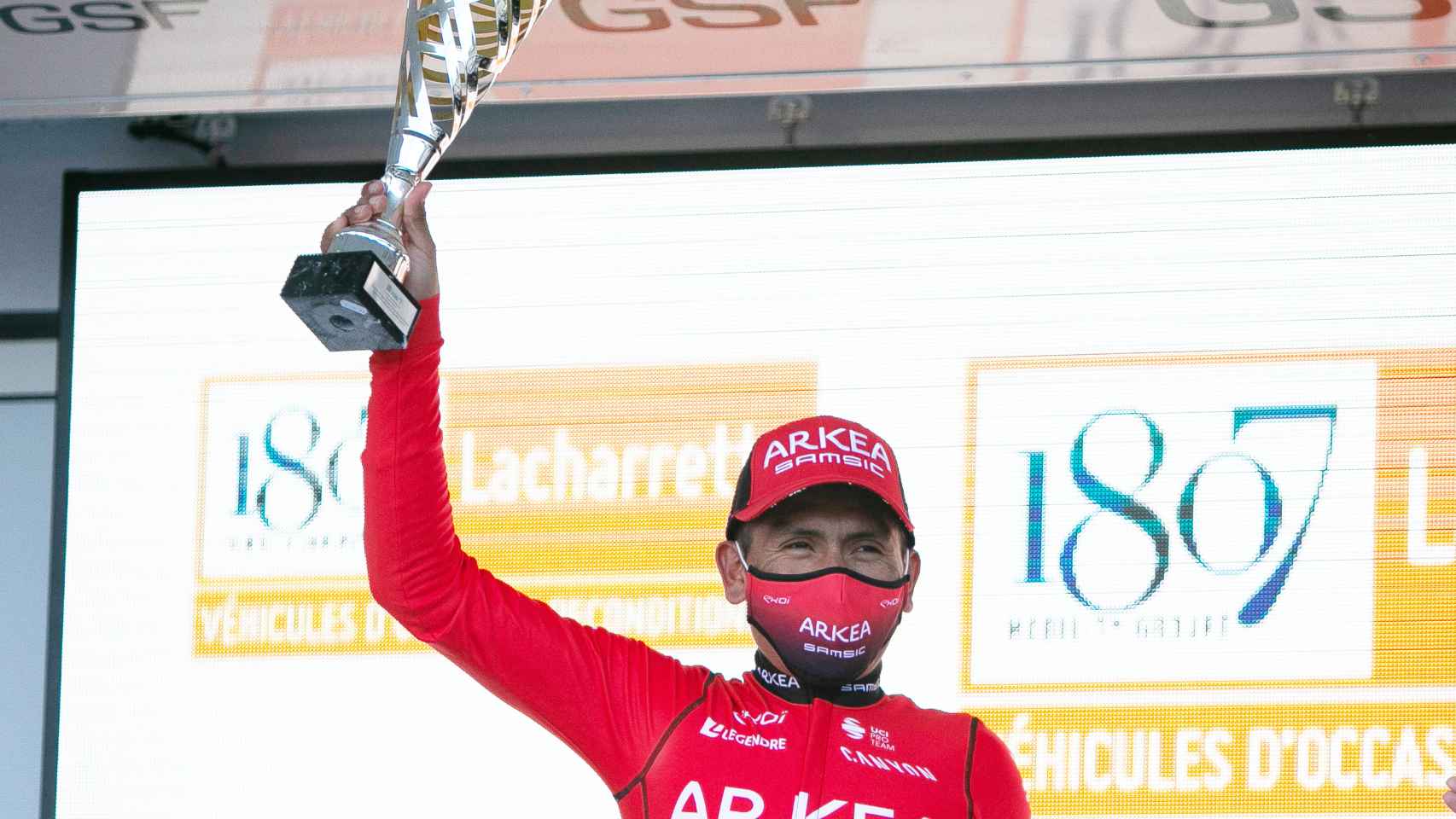 Nairo Quintana celebrando una victoria de 2022 en el podio