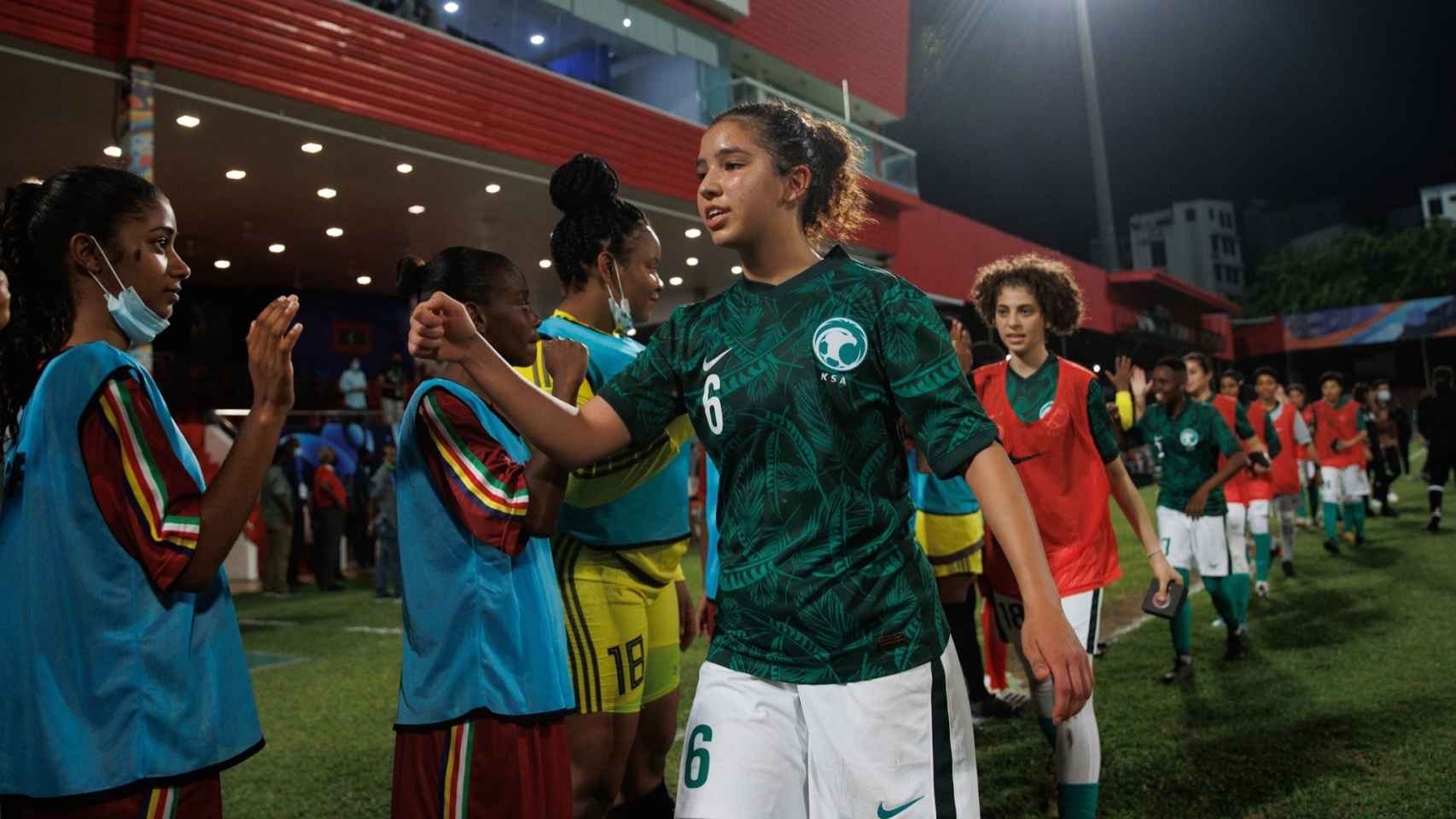 La selección de fútbol femenino de Arabia Saudí saludando a las jugadoras de Seychelles