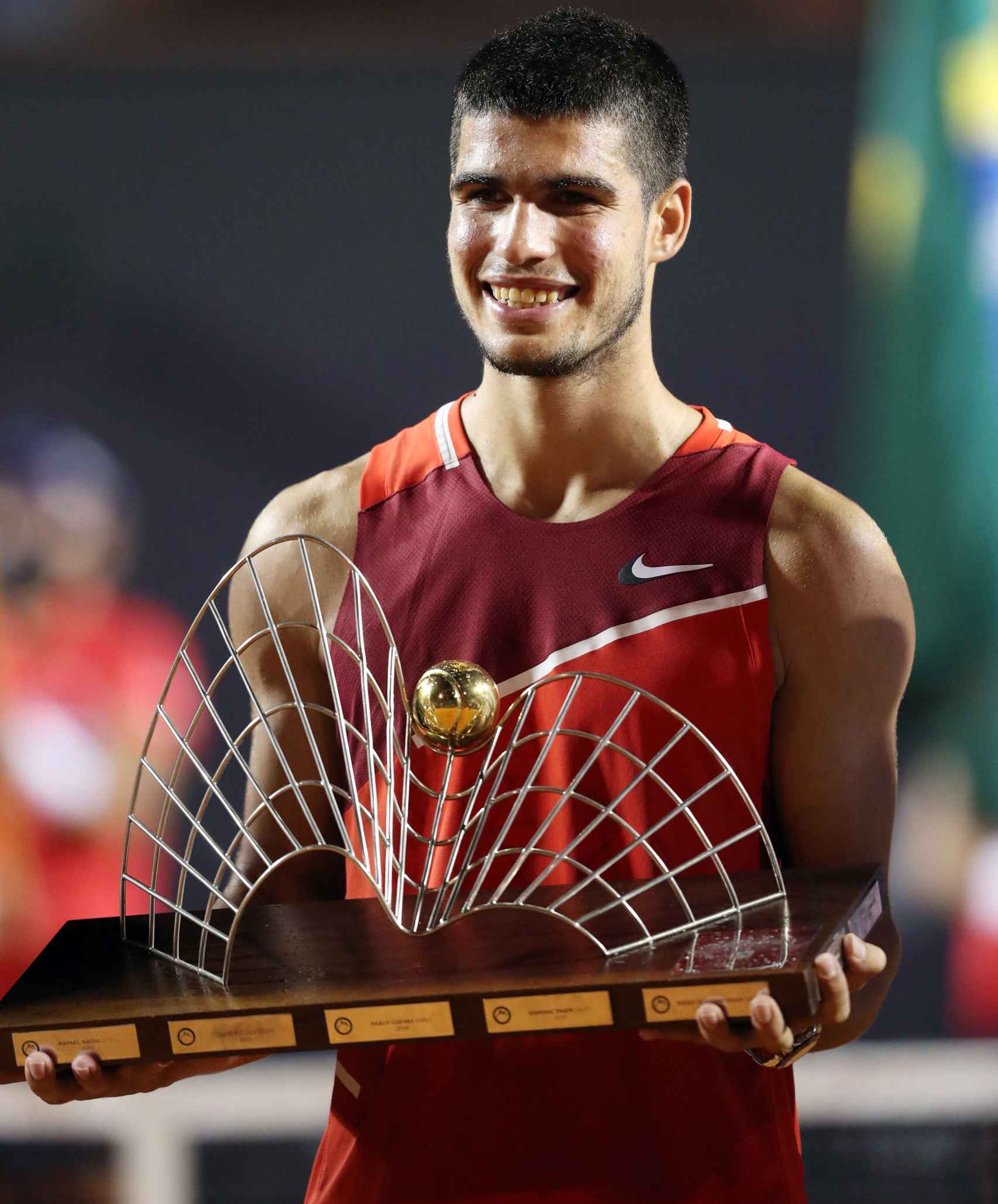 Carlos Alcaraz con el título de campeón en Río de Janeiro