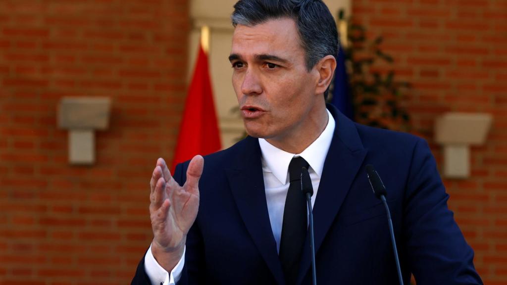 Pedro sánchez, presidente del Gobierno, en las escalinatas de Moncloa.