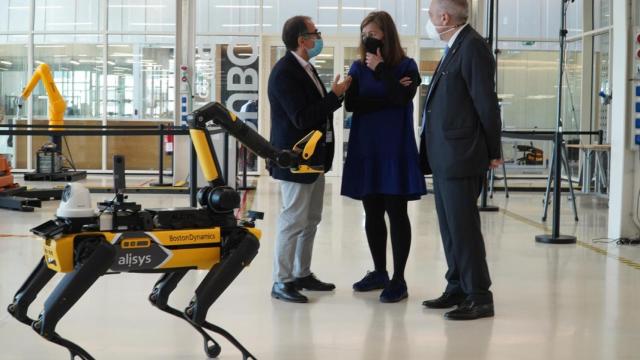 La presidenta balear, Francina Armengol, durante su visita al DFactory de Barcelona.